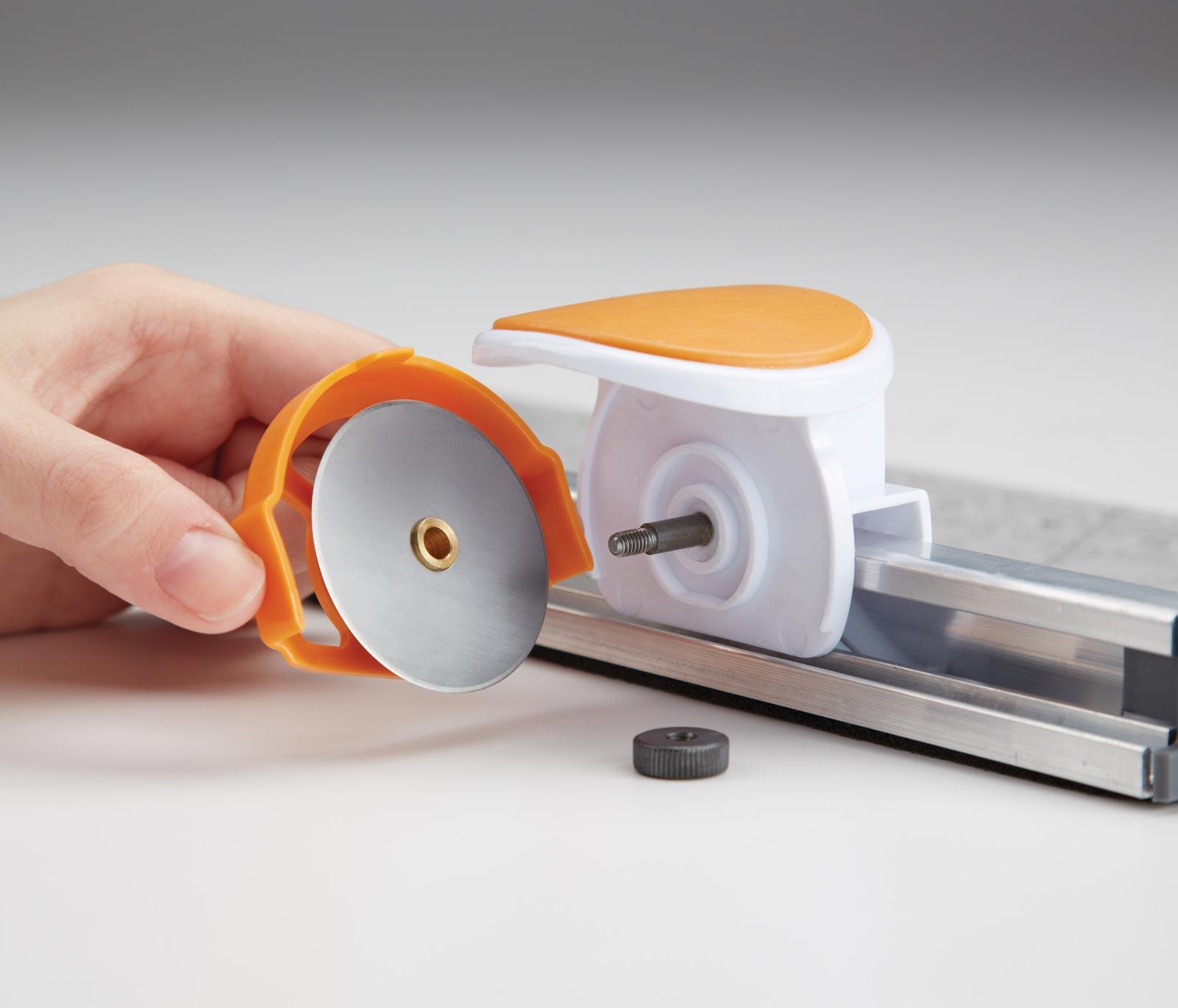 How to change the blade on a Fiskars Rotary Cutter 